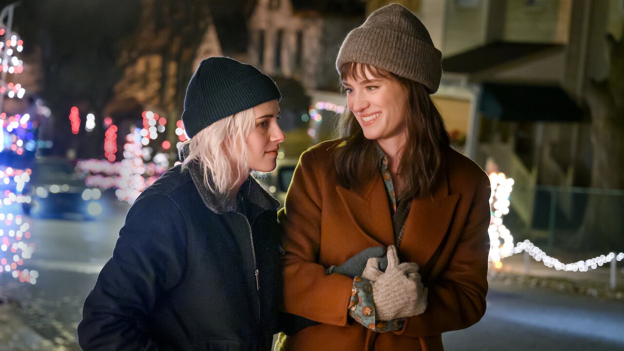 Kristen Stewart und Mackenzie Davis laufen in „Happiest Season“.