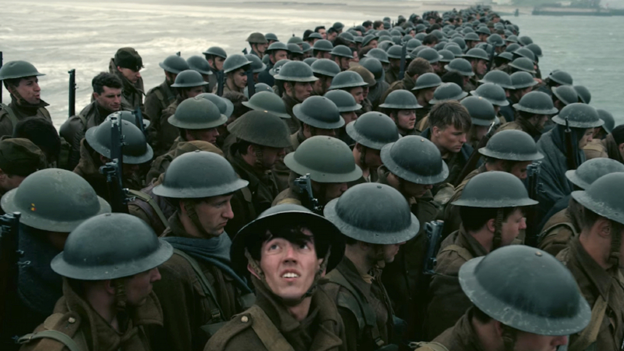 Soldaten warten am Strand von Dünkirchen