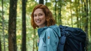 Ellie Kemper as Helen in 