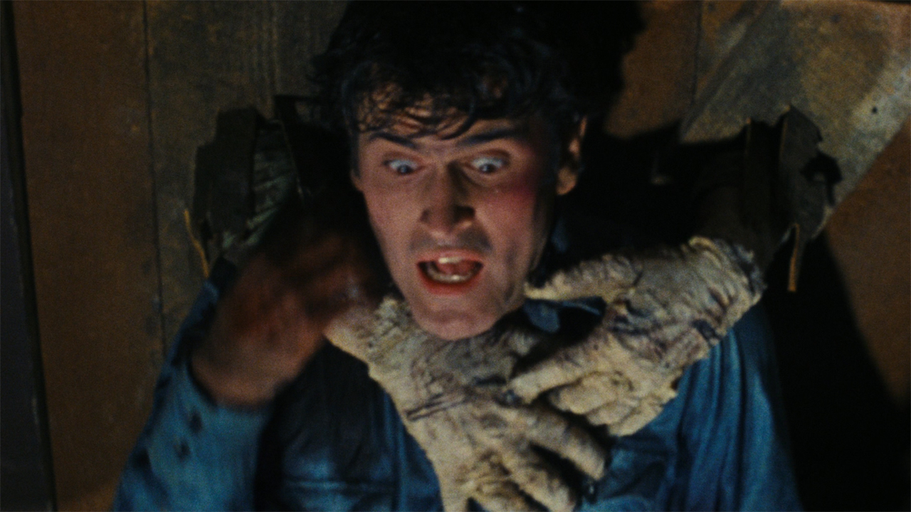 Ash wird in The Evil Dead gepackt