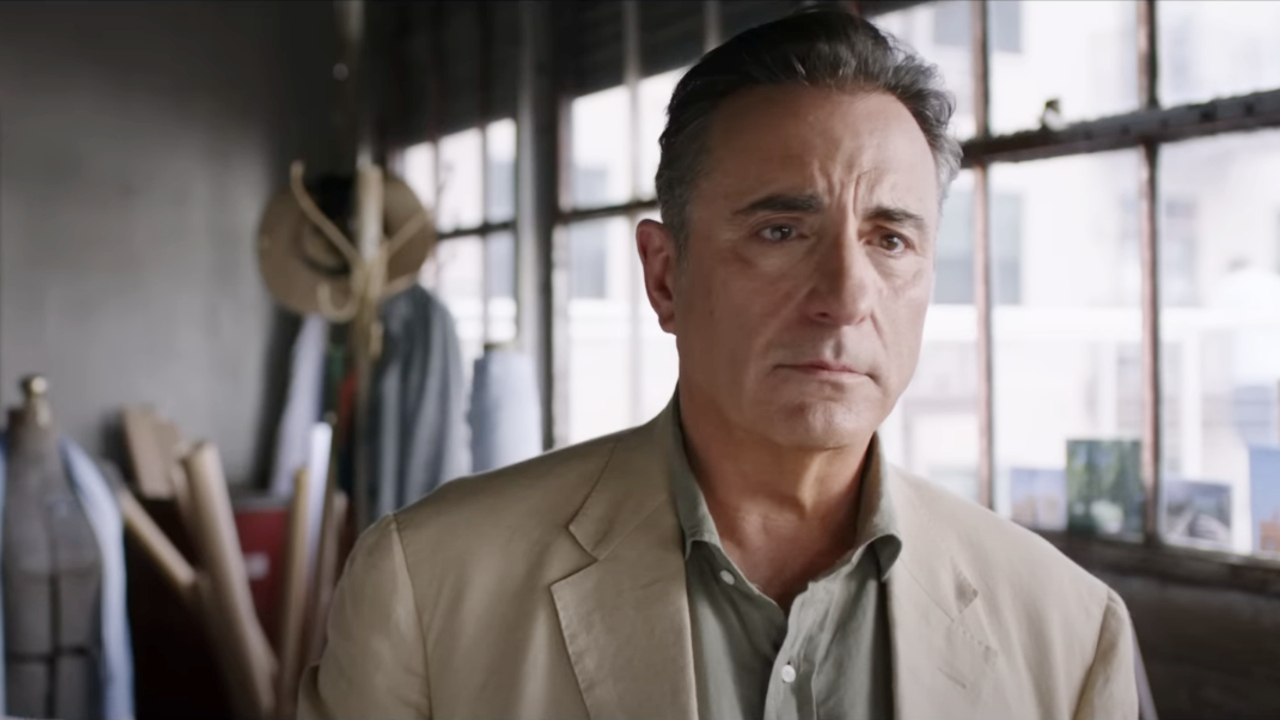 Andy Garcia schaut in „Vater der Braut“ mit Tränen in den Augen zu.