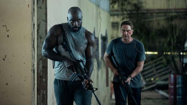 Mike Colter comme Louis Gaspare et Gerard Butler comme Brodie Torrance dans Avion