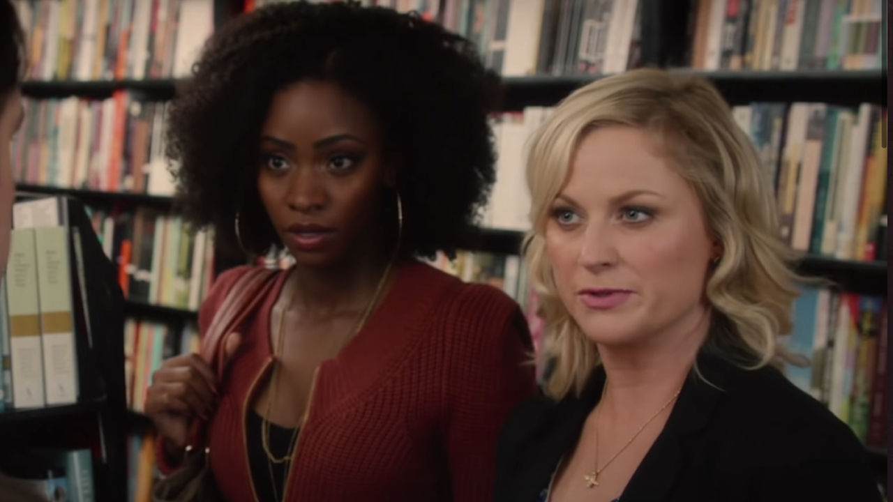 Teyonah Parris et Amy Poehler dans Ils sont venus ensemble