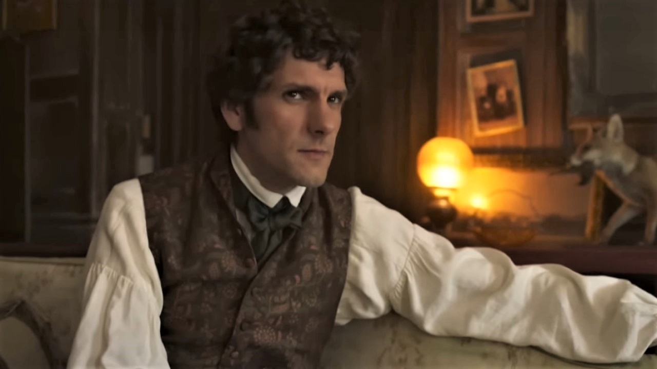 Mathew Baynton dans Ghosts UK.