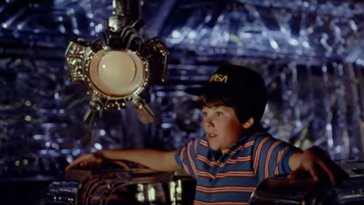 Paul Reubens comme Max et Joey Cramer dans Flight of the Navigator