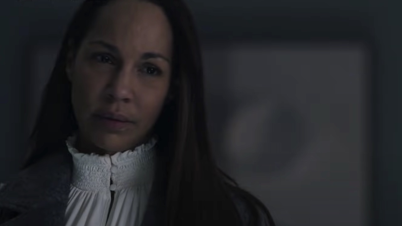 Amanda Brugel dans le rôle de Rita dans The Handmaid's Tale