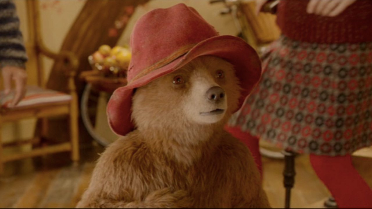 Paddington sieht überrascht aus, als er im Haus der Browns in Paddington 2 steht.