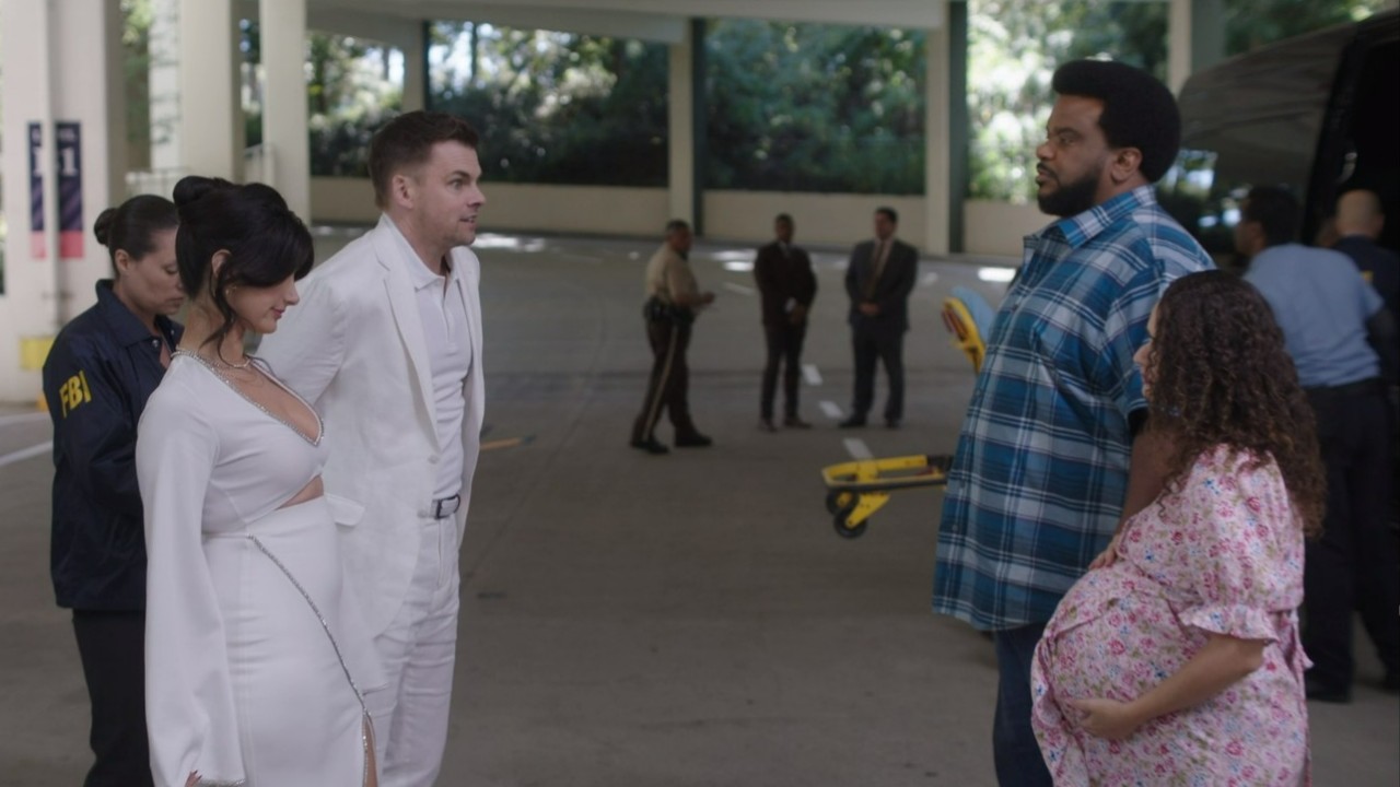 Ayden Mayeri, Tommy Dewey, Stephanie Nogueras und Craig Robinson in Killing It Staffel 2