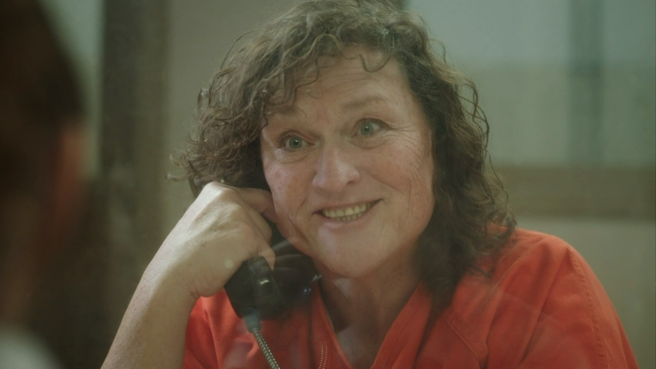 Dot-Marie Jones in Killing It Staffel 2