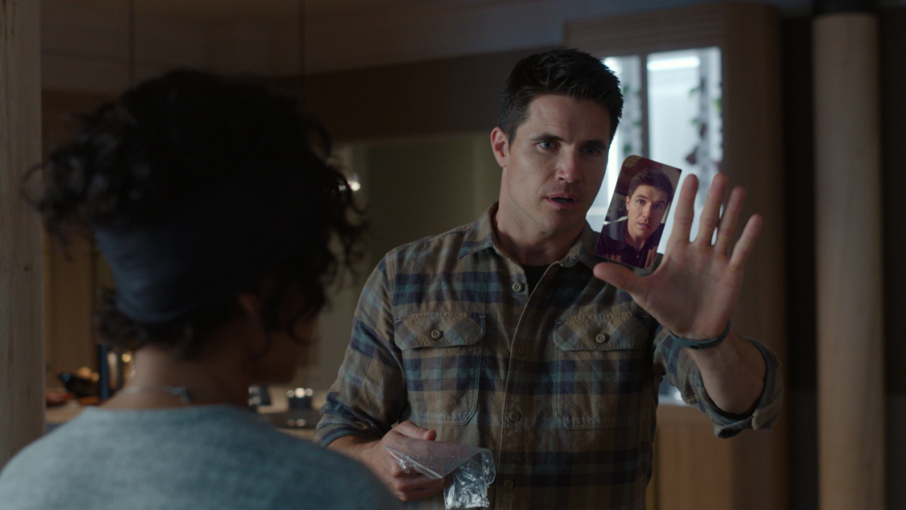 Robbie Amell in Upload Staffel 3.