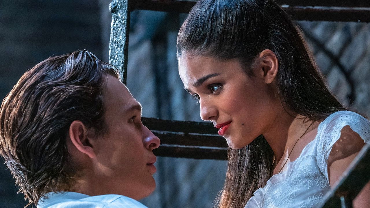 Ansel Elgort et Rachel Zegler dans le rôle de Tony et Maria dans la scène du balcon de West Side Story Tonight