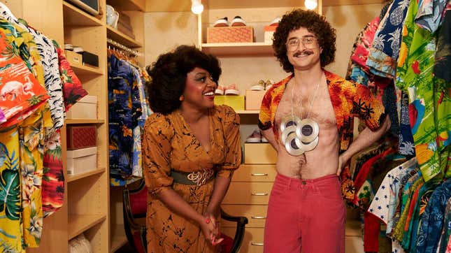 (von links) Quinta Brunson als Oprah Winfrey und Daniel Radcliffe als Al Yankovic in Weird: The Al Yankovic Story.