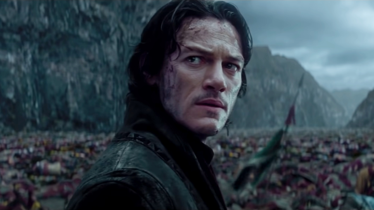 Luke Evans steht besorgt inmitten eines Leichenfeldes in Dracula Untold.