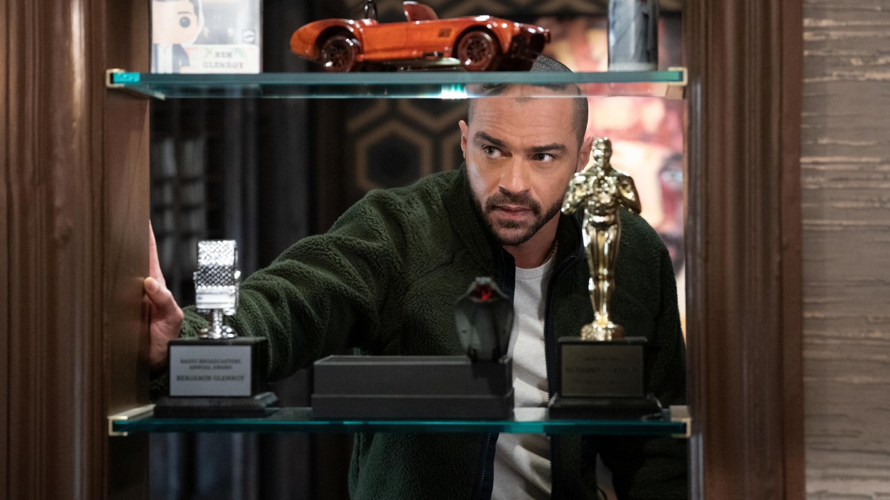 Jesse Williams regardant à travers une étagère dans l'appartement de Ben dans Only Murders in the Building.