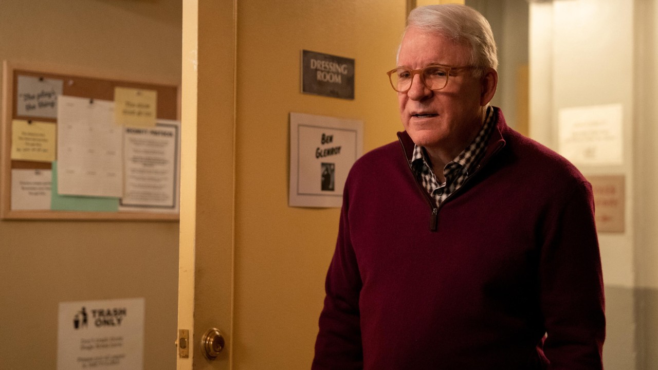 Steve Martin a l'air un peu stressé dans la saison 3 de Only Murders in the Building.