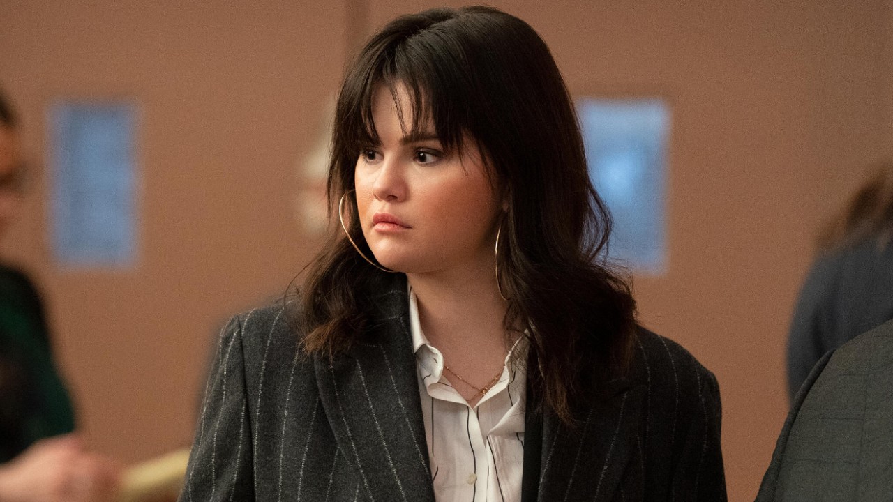 Selena Gomez a l'air légèrement inquiète à gauche dans la saison 3 de Only Murders in the Building.