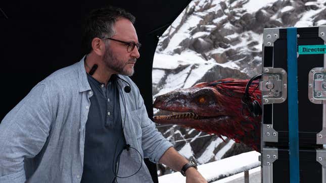 Le réalisateur Colin Trevorrow sur le tournage de Jurassic World : Dominion.