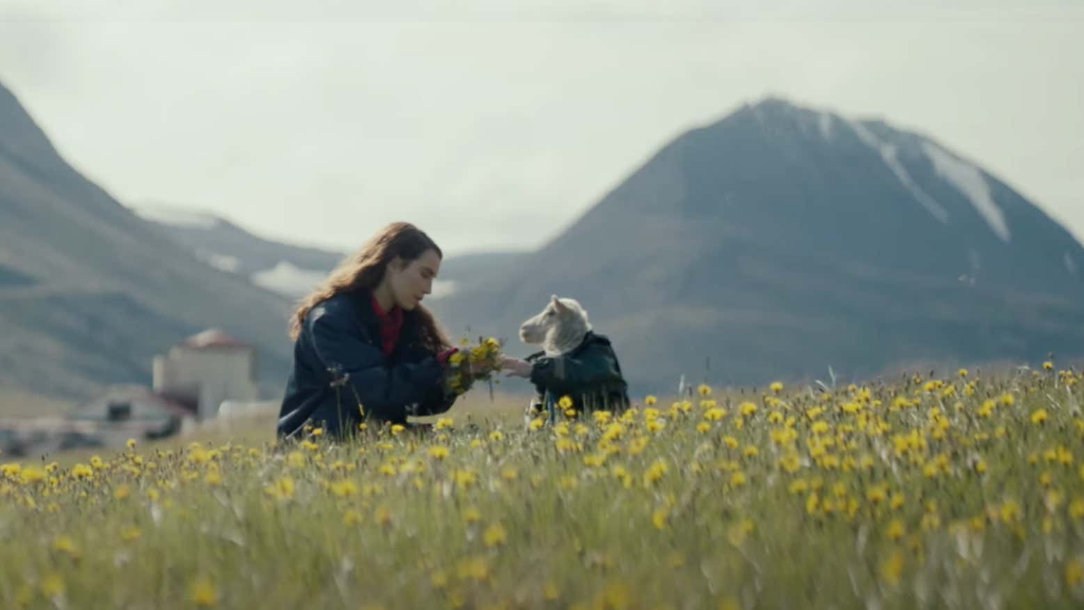 Noomi Rapace und das Lamm in Lamb