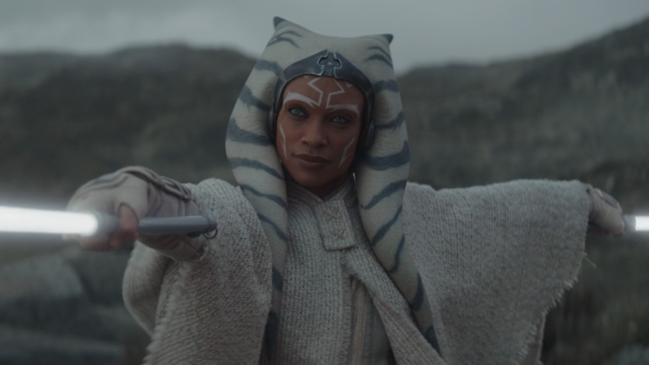 Rosario Dawson dans le rôle d'Ahsoka brandissant des sabres laser dans l'épisode 7