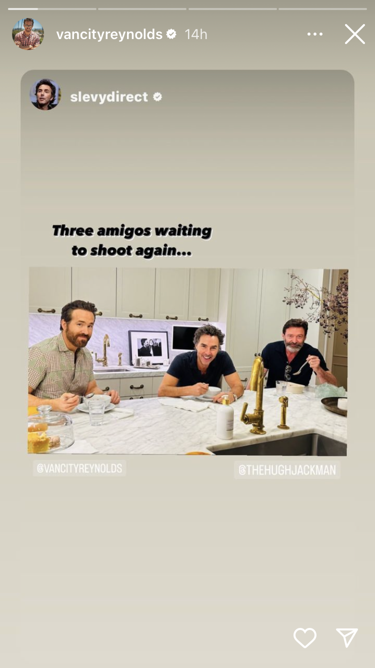 Ein Screenshot der Instagram-Story von Ryan Reynolds, der Ryan Reynolds, Shawn Levy und Hugh Jackman zusammensitzt