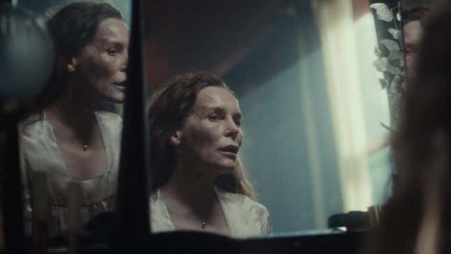 Alice Krige dans le rôle de Veronica Ghent dans She Will de Charlotte Colbert.