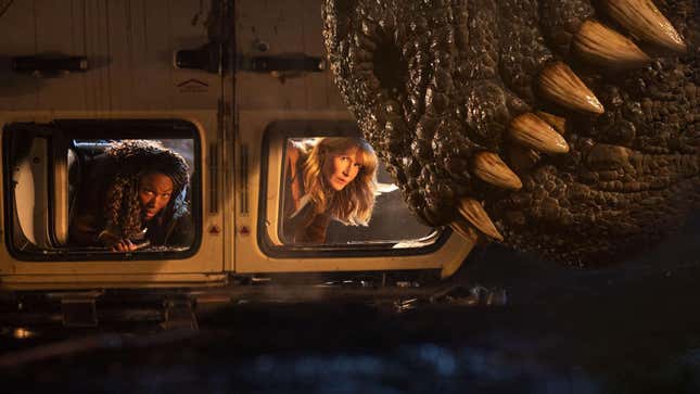 (de gauche à droite) Kayla Watts (DeWanda Wise), le Dr Ellie Sattler (Laura Dern) et un Giganotosaurus dans Jurassic World Dominion.