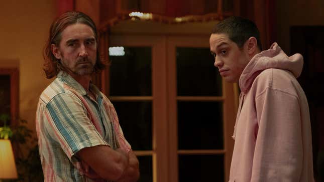 (de gauche à droite) Lee Pace et Pete Davidson dans Bodies Bodies Bodies de Halina Reijn.