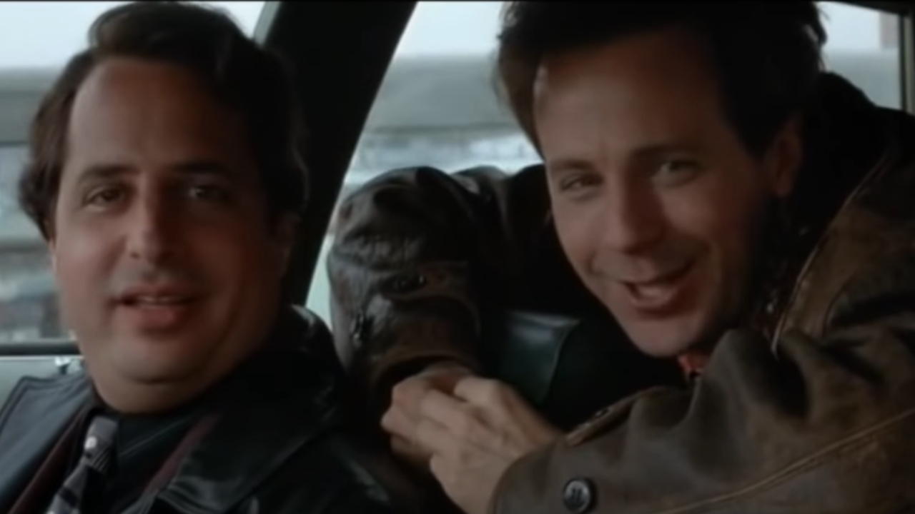 Jon Lovitz und Dana Carvey blicken in „Trapped in Paradise“ mit albernem Gesichtsausdruck in die Kamera.