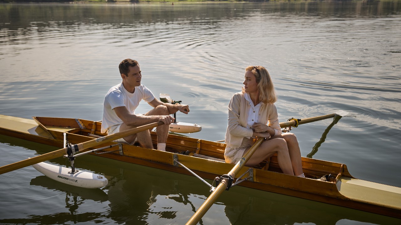 Image de presse d'Elizabeth et Calvin ramant ensemble.