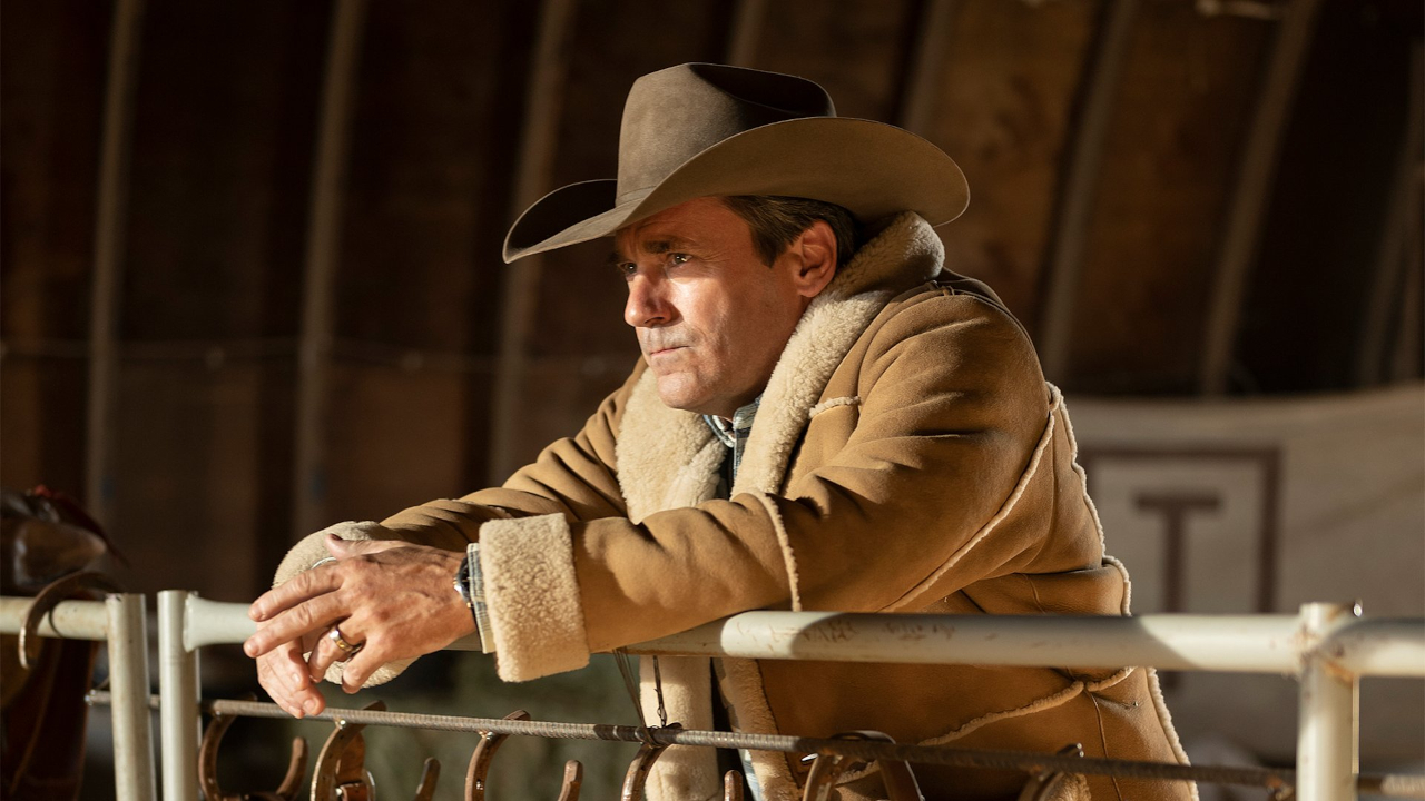 Jon Hamm in Cowboy-Kluft lehnt an einem Scheunentor in Fargo.