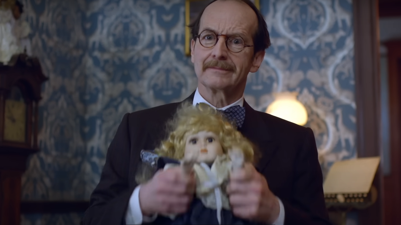 Denis O'Hare im Trailer zu American Horror Stories.