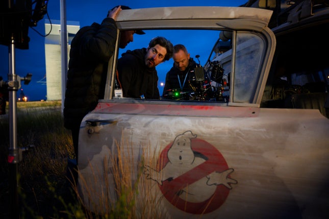 Regisseur Jason Reitman hängt mit Ecto-1 am Set von Ghostbusters: Afterlife ab