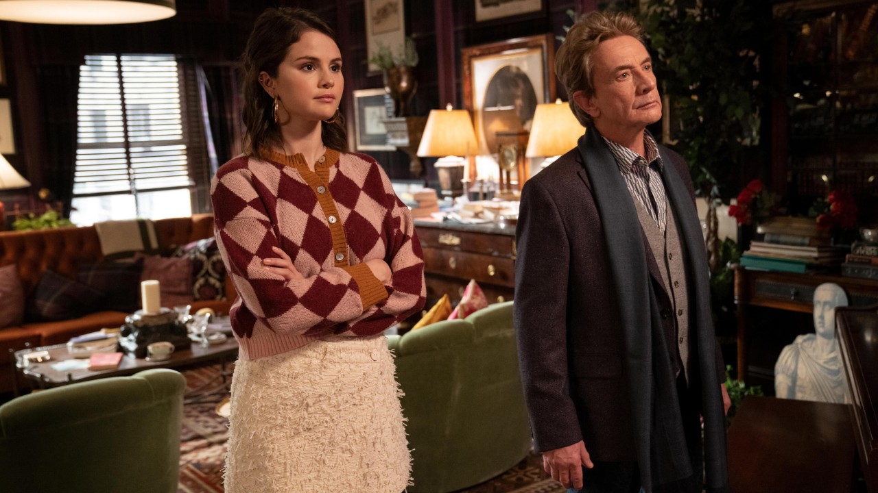 Selena Gomez und Martin Short schauen in Staffel 2 von Only Murders in the Building fragend auf die Tafel.