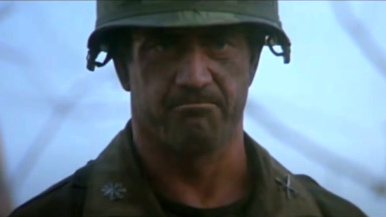 Mel Gibson verzieht das Gesicht auf dem Schlachtfeld in We Were Soldiers.