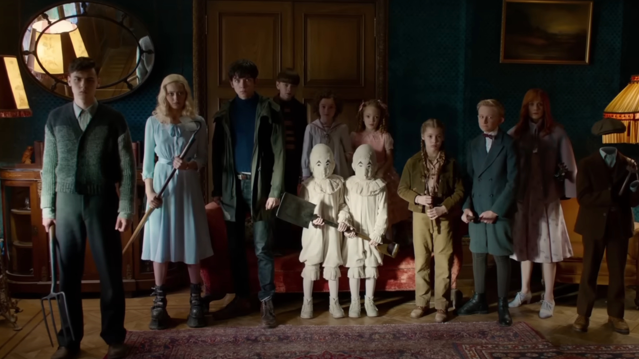 Die jungen Darsteller von „Miss Peregrine's Home for Peculiar Children“ stehen zusammen in einem Arbeitszimmer.