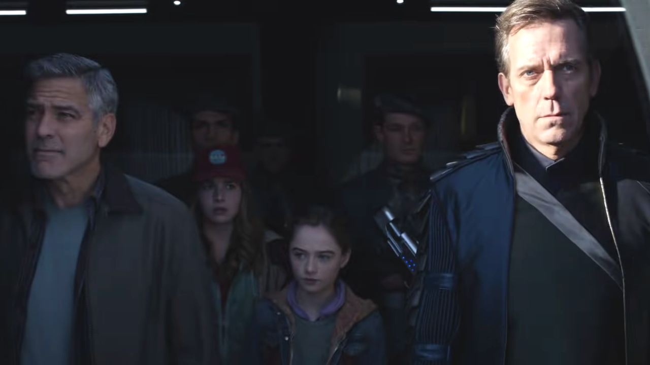 George Clooney, Raffey Cassidy, Britt Robertson und Hugh Laurie blicken feierlich in Tomorrowland hervor.