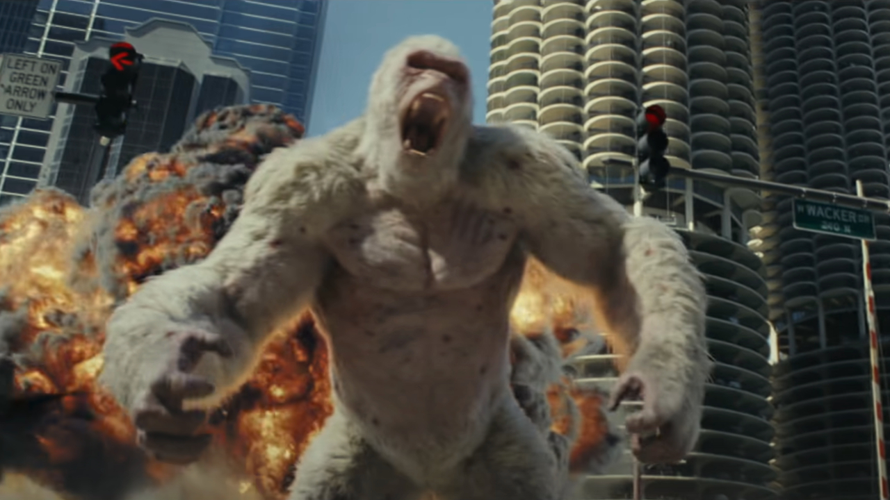 George steht in Rampage brüllend vor einer Explosion.