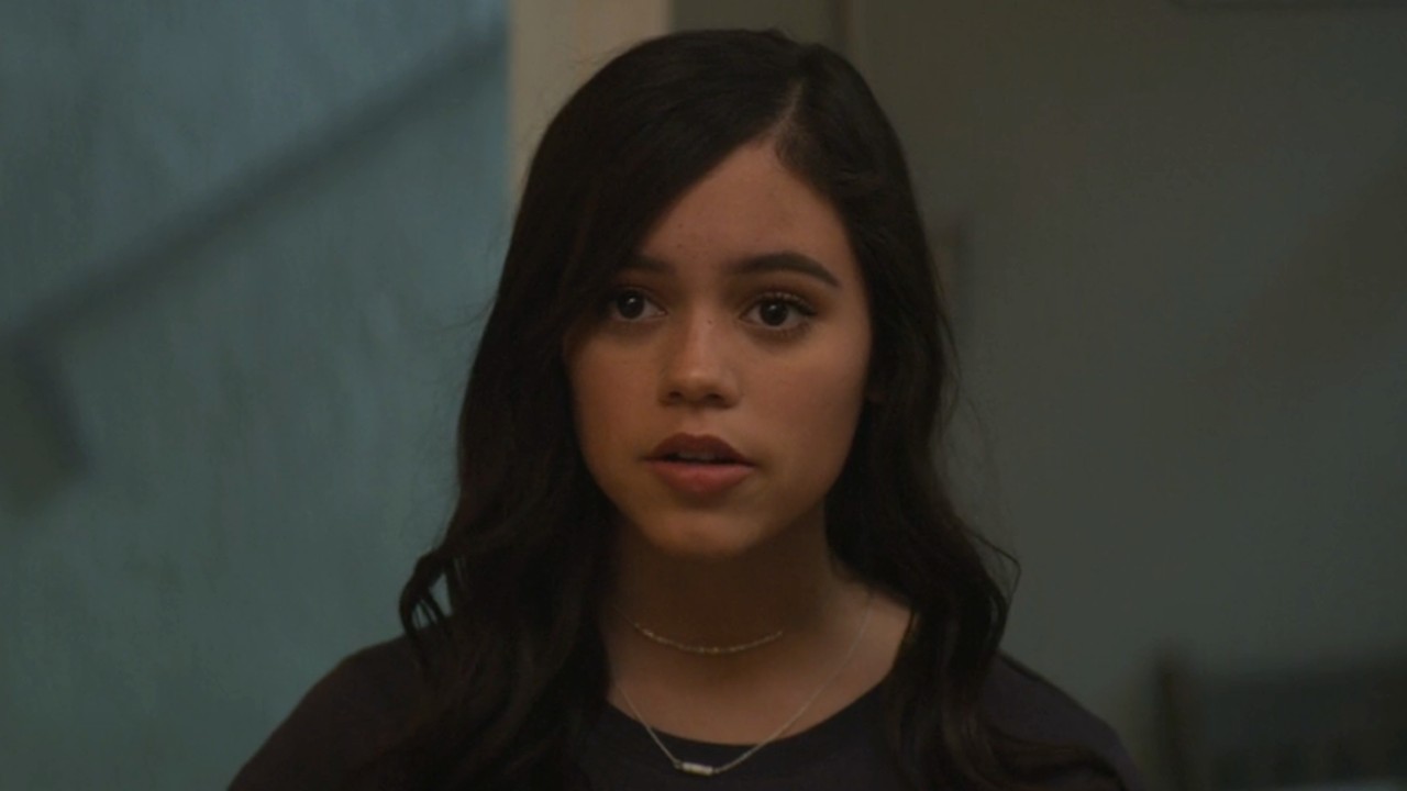 Jenna Ortega als Ellie in You Staffel 2.