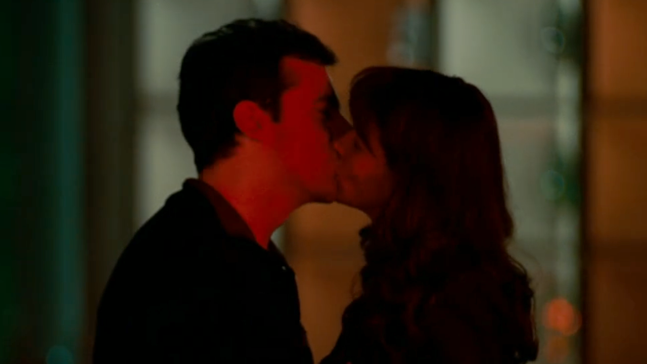 Dan und Marie küssen sich in Dan in Real Life.