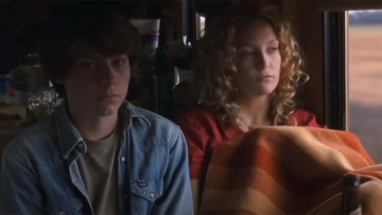 Patrick Fugit et Kate Hudson dans le bus dans Almost Famous