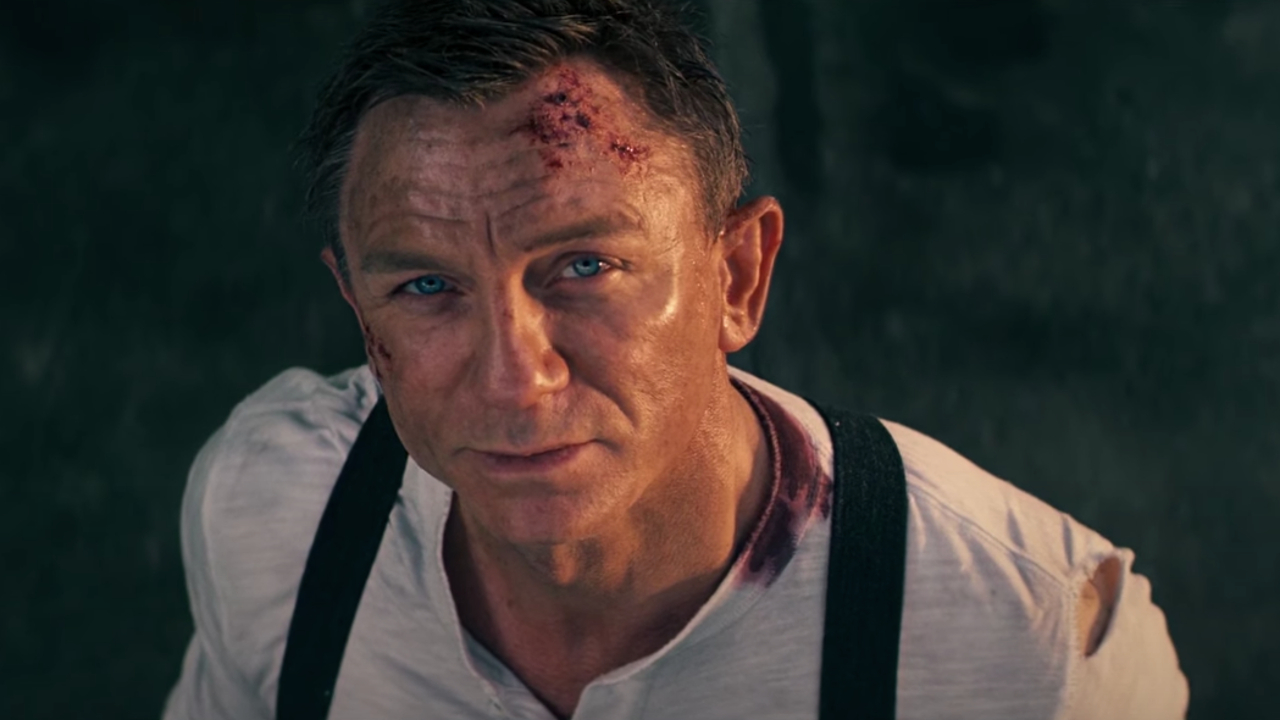 Daniel Craig lève un regard doux-amer dans No Time To Die.