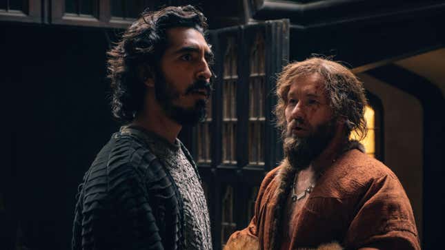 Dev Patel et Joel Edgerton du Chevalier Vert regardent au loin avec nostalgie.