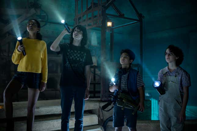 De gauche à droite, Celeste O'Connor, Finn Wolfhard, Logan Kim, McKenna Grace dans Ghostbusters : Afterlife