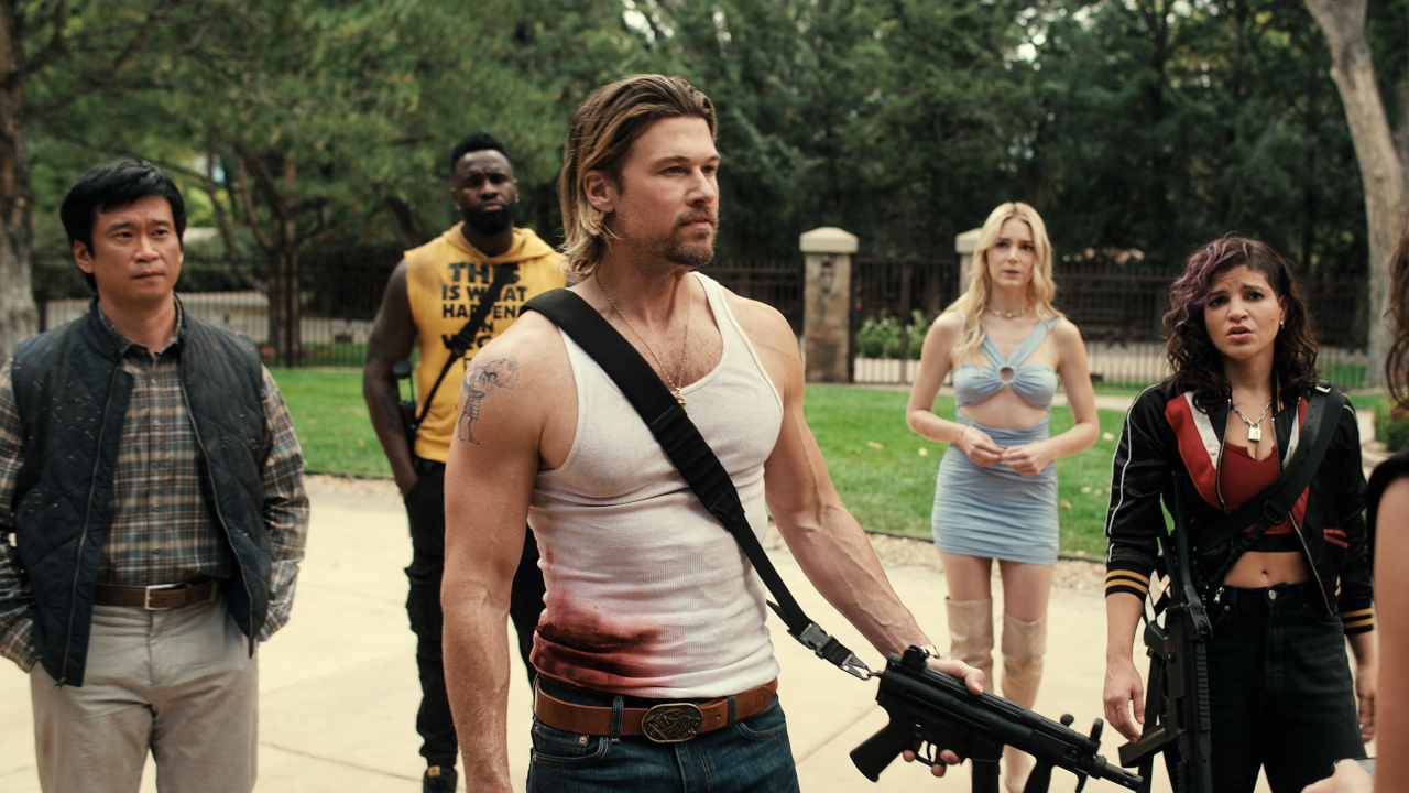 Eugene Kim, Terrence Terrell, Nick Zano, Alyson Gorske und Paola Lázaro stehen in Obliterated zusammen in einem umzäunten Bereich.