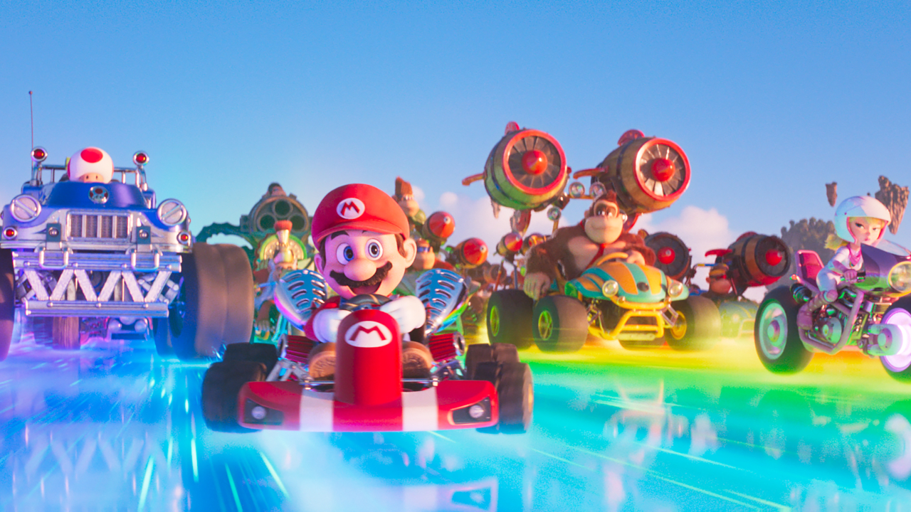 Die Besetzung des Super Mario Bros.-Films fährt mit Mario Karts auf der Rainbow Road.