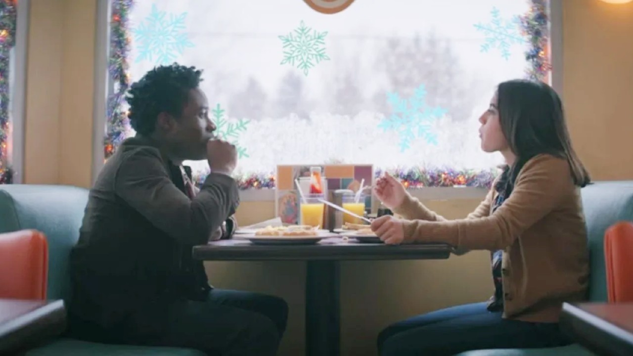 Isabela Merced und Shameik Moore in Let It Snow