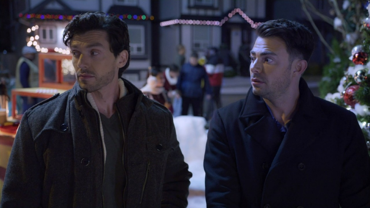 Jonathan Bennett und George Kriss in The Holiday Sitter