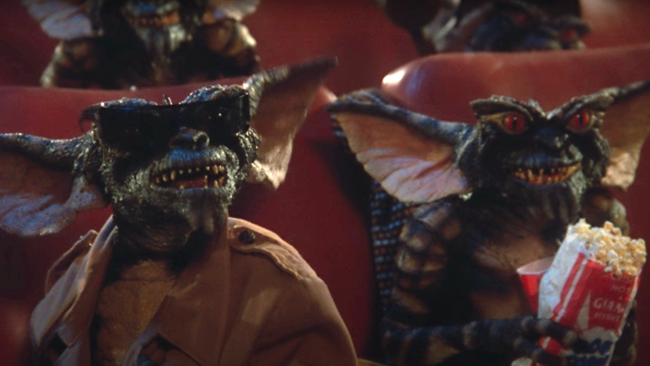 Gremlins assis dans une salle de cinéma en train de regarder Blanche-Neige.