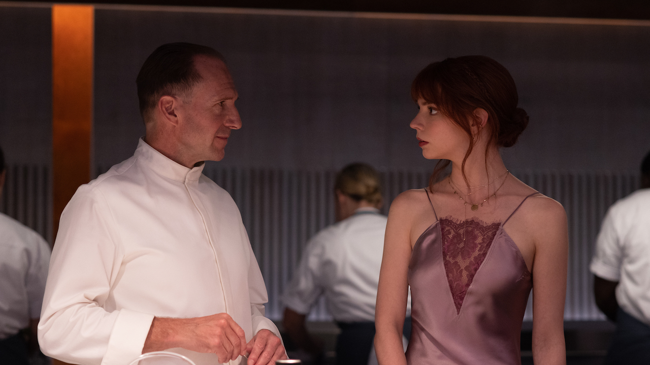 Anya Taylor-Joy und Ralph Fiennes sprechen in The Menu