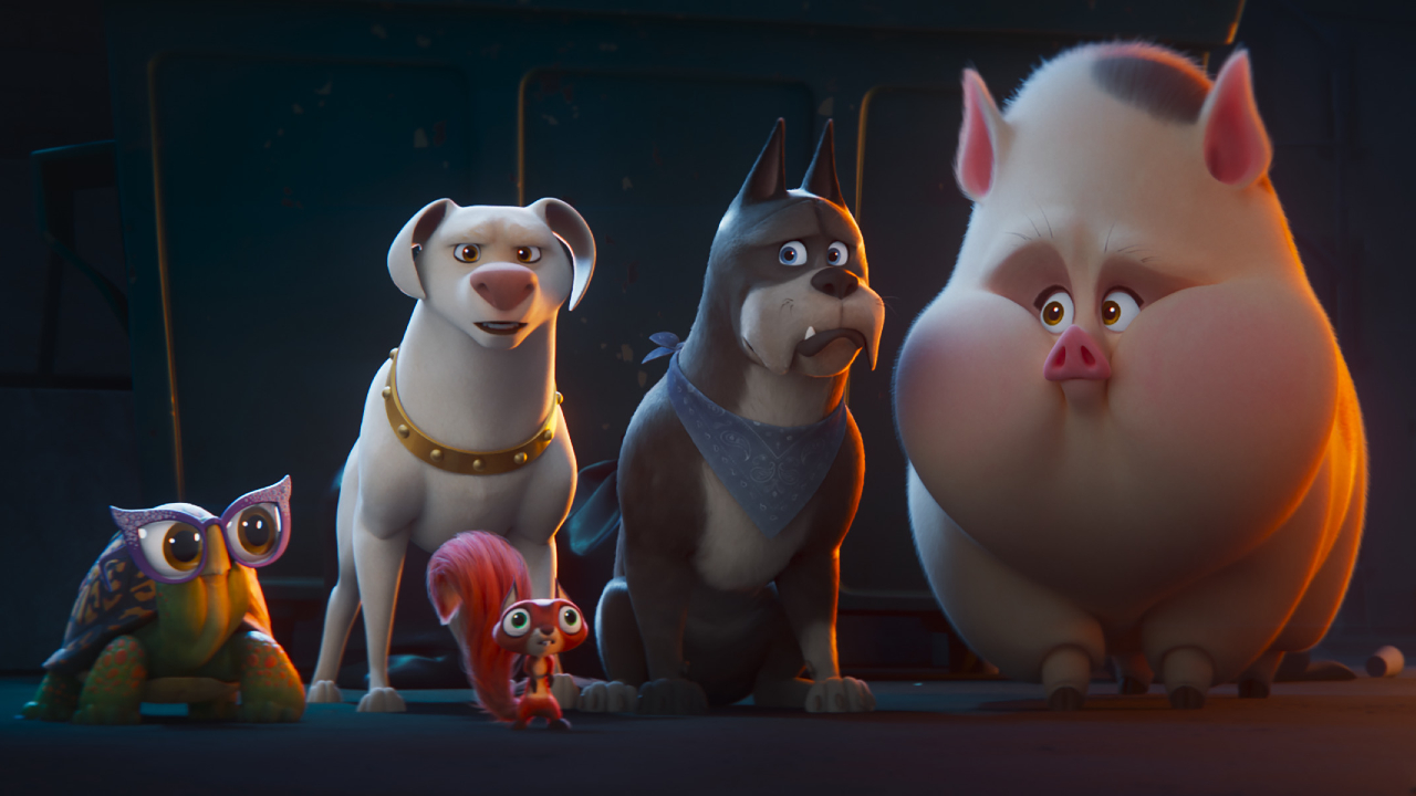 Krypto, Ace und der Rest der Super-Haustiere starren vorsichtig auf einen umgestürzten Müllcontainer in DC League of Super Pets.